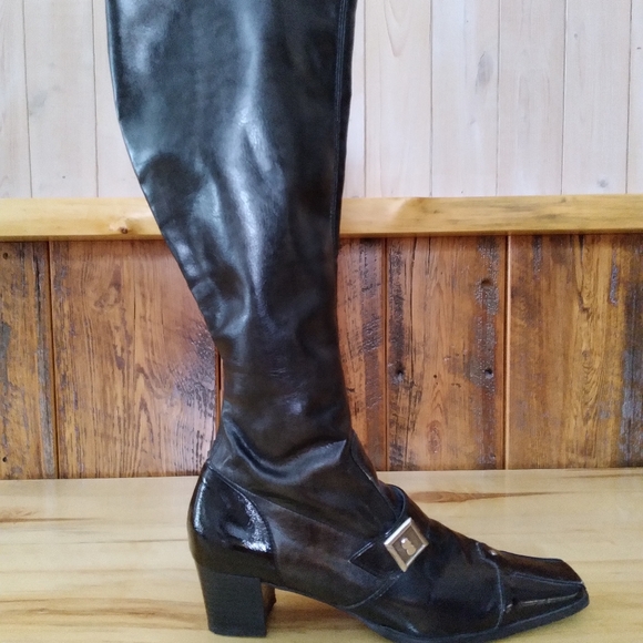 Unique tall pull on leather boots. - Picture 8 of 10
